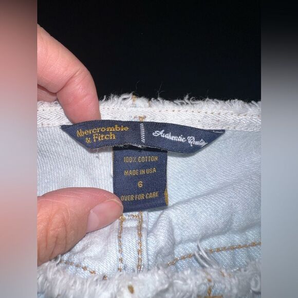 Abercrombie & Fitch Light Wash Cropped jeans W/ Patches Size 6 EUC - Picture 7 of 14